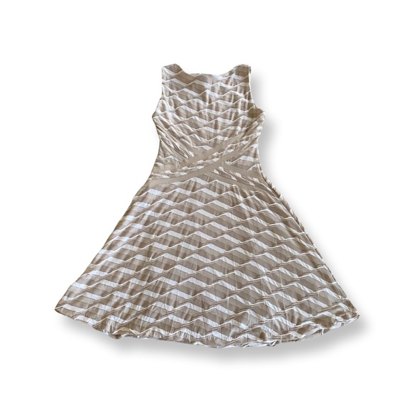 ECI New York Tan and White Dress - Picture 2 of 5